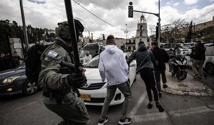 İsrail polisi sabah namazında Mescid-i Aksa'ya İHA'dan göz yaşartıcı gaz attı