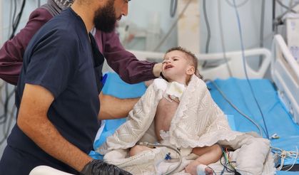 Filistinli çocuk, yetersiz beslenme nedeniyle hastanede ölümle pençeleşiyor