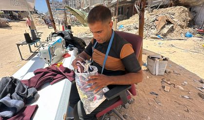 Filistinli Abu Samra, enkazların arasında terzilik yapıyor