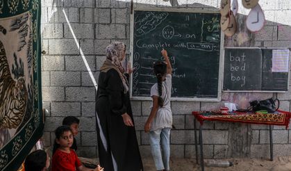 Gazze'deki Filistinli çocuklar çadır sınıflarda eğitim alıyor