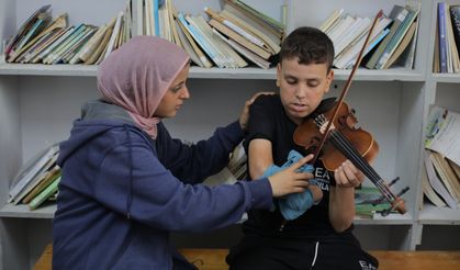 Filistinli kadın, barınaklarda kalan çocuklara keman ve ud çalmayı öğretiyor