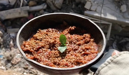 Gazzeli kadın, enkaza dönen mutfağında Türkçe şarkı eşliğinde yemek yaptı