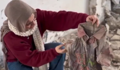 Suriyeli genç kız, harabeye dönen evinde çocukluk hatırasını buldu