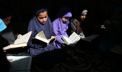 Gazzeli çocuklar çadırda Kuran-ı Kerim ezberi yapıyor