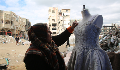 Gazzeli Ebu Şebak, İsrail saldırılarında hasar gören gelinlik dükkanını yeniden açtı