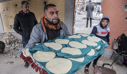 Filistinli aile, evlerinin enkazında ekmek üretiyor