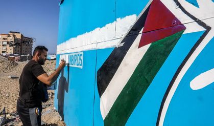 Gazze'de yerinden edilen Filistinli, mobil ev inşa etti