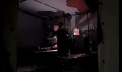 Gazze’de karanlıkta yaşam savaşı: Filistinli çocuk cep telefonu ışığında tedavi edildi