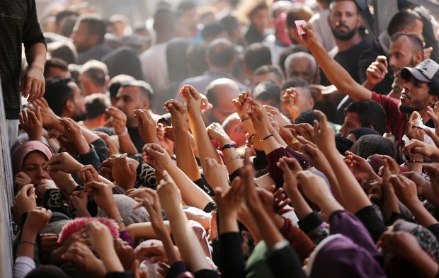 Filistinliler, bölgede çalışan tek fırından ekmek alabilmek mücadele ediyor