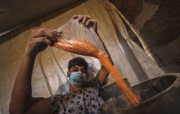 Açlıkla mücadele eden Filistinliler, bakliyat öğüterek ekmek yapıyor