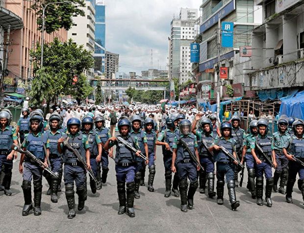 Bangladeş Polisi Arakanlı Müslümanları İstismar Ediyor