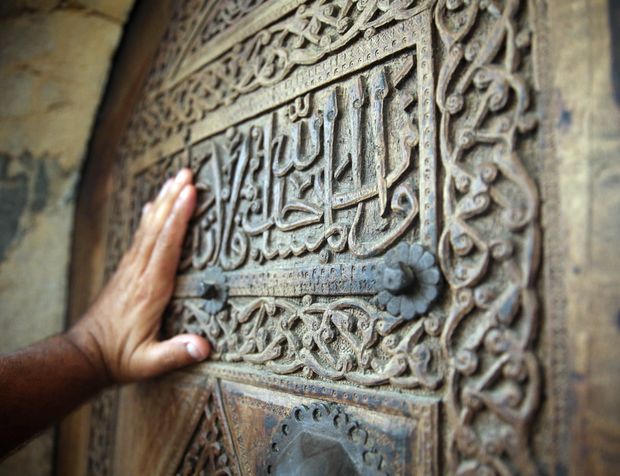 İbn-i Neccar Camisi, ibadete gelenleri 666 yıllık el işlemeli kapısıyla karşılıyor