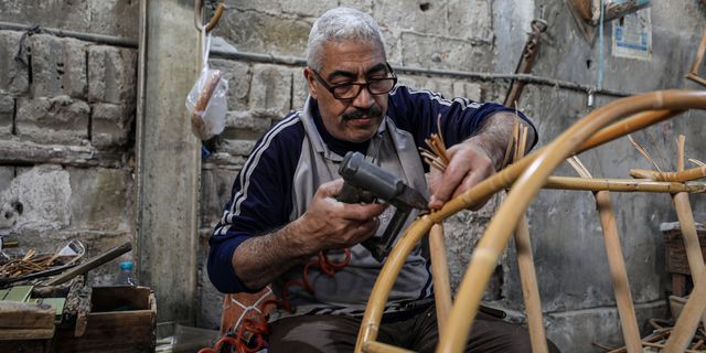 Filistinli Bambu Ustası, Zanaatını Ayakta Tutmaya Çalışıyor