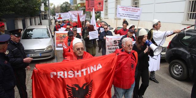 Arnavutluk’ta, Kosova’ya Destek Eylemi Düzenlendi