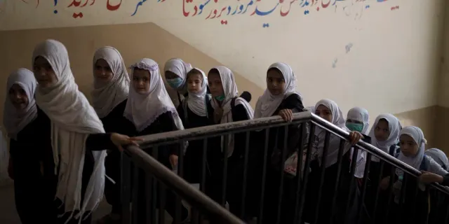 Taliban Kız Öğrencilerin Eğitimi İçin Bir Çözüm Bulmaya Çalışıyor