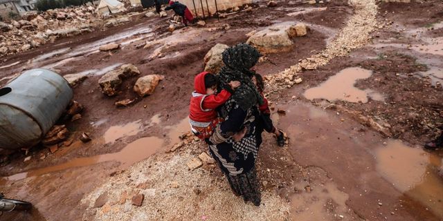 İdlib'de Şiddetli Yağış Kamplarda Su Baskınlarına Neden Oldu