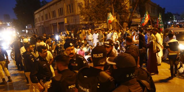İmran Han destekçileri ile polis arasında çatışma