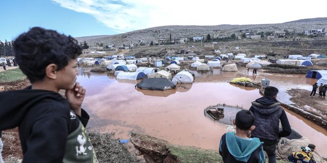 İdlib'de binlerce sivilin yaşadığı çadırları su bastı