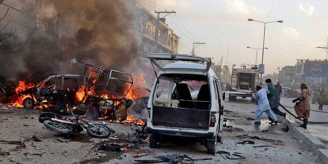 Pakistan'da intihar saldırısı: 9 polis öldü