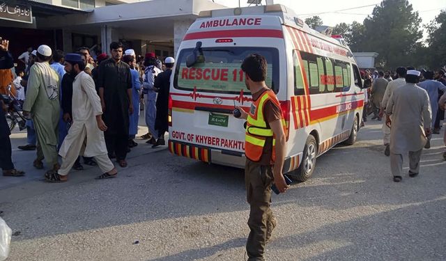 Pakistan'da düzenlenen bombalı saldırıda bir asker yaşamını yitirdi