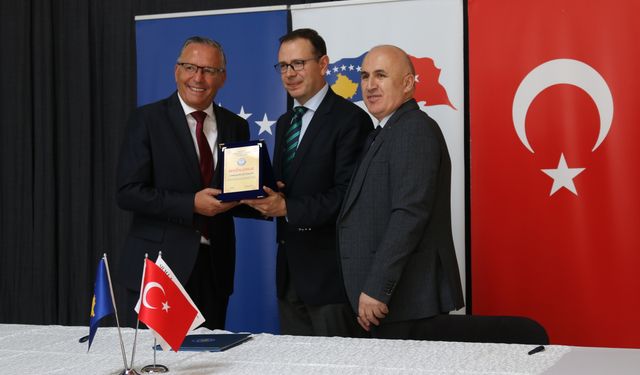 Türk askerinden Kosova'da eğitime destek