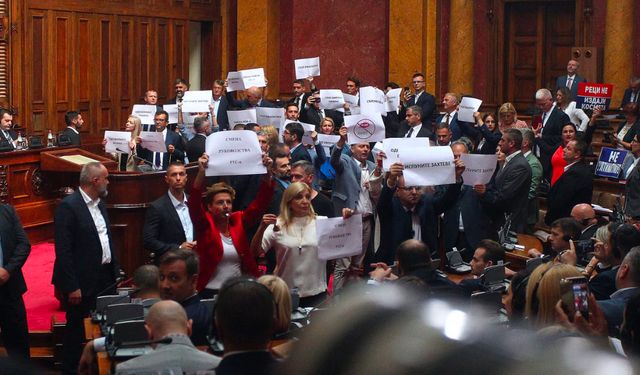 Sırbistan'da Ulusal Meclis oturumu "erken seçim" talebiyle protesto edildi