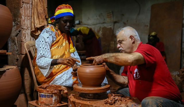 Afrikalı çömlekçiler, mesleğin modern tekniklerini Menemen'de öğreniyor