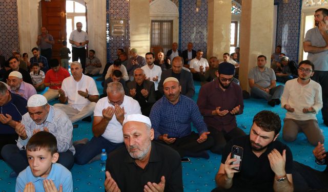 Karabağ'daki operasyonda şehit olan askerler için Bakü'de gıyabi cenaze namazı kılındı