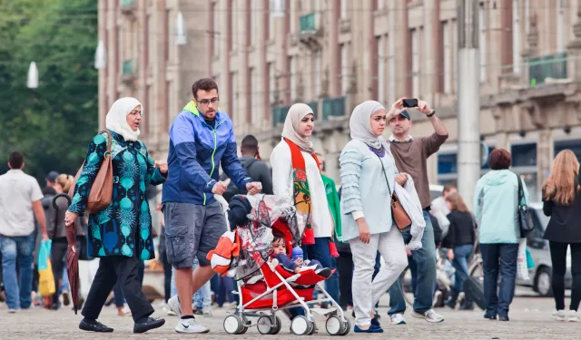 Hollanda'da devletin Müslümanları gizlice araştırmasına tepki