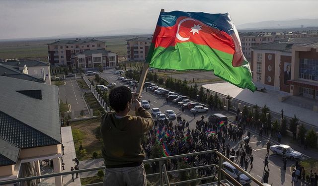 Karabağ'da yasa dışı sözde Ermeni rejimin simgesel yapıları kaldırılıyor