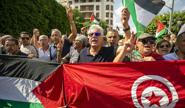 Tunus’ta siyasi parti ve STK’lardan Filistin’e destek gösterisi