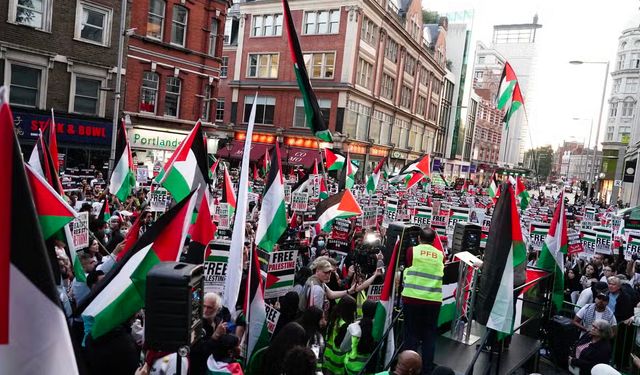 Londra'da Filistinlilere destek yürüyüşü, polisin "güzergah dışına gözaltı" uyarısıyla başladı