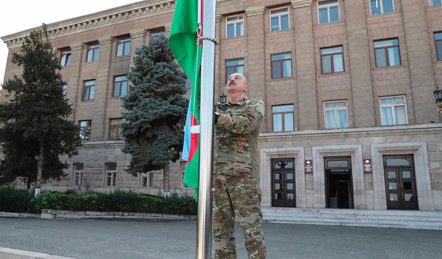 Azerbaycan Cumhurbaşkanı Aliyev, Hankendi ve Hocalı'da Azerbaycan bayrağını göndere çekti