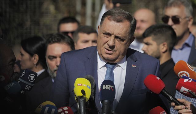 Bosnalı Sırp lider Dodik, Bosna Hersek Mahkemesinde ilk duruşmasına çıktı