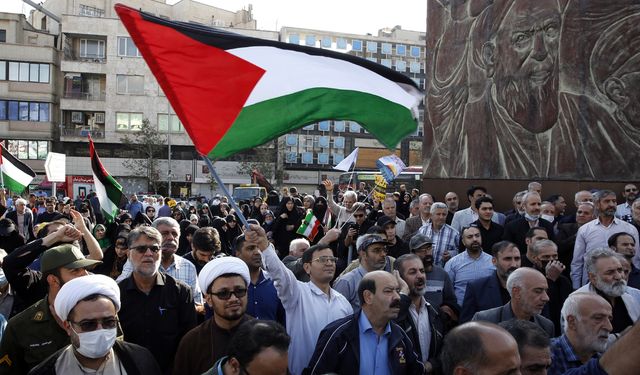 İranlılar İsrail'in Gazze'deki hastaneye düzenlediği saldırıyı protesto etti