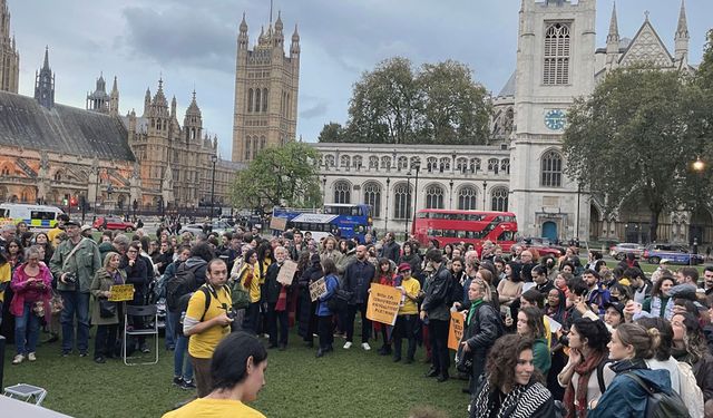 İsrail'in Gazze'deki hastane saldırısında hayatını kaybedenler Londra'da anıldı