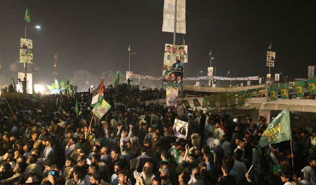 Pakistan'da eski Başbakan Şerif'in ülkeye dönmesi, hem sevinçle hem de tepkiyle karşılandı