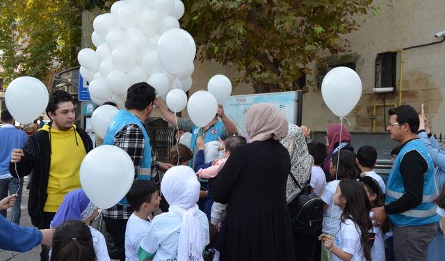 İsrail'in saldırılarında hayatını kaybeden Filistinli çocuklar için gökyüzüne balon bırakıldı