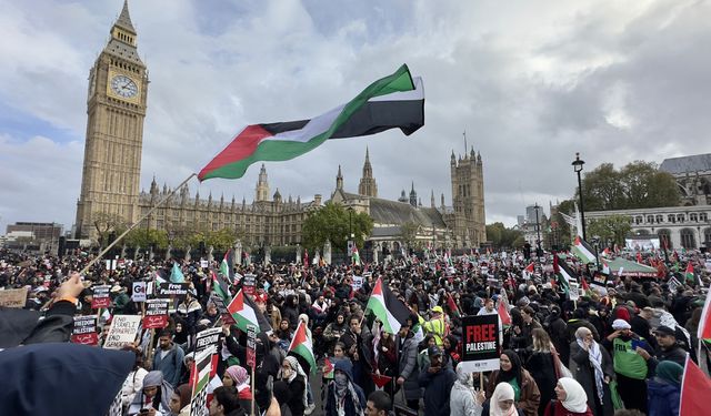 Londra'da on binlerce kişi Filistin'e destek için üçüncü kez sokaklara indi