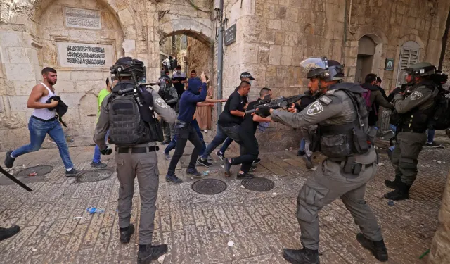 İsrail askerleri Filistinli kadın aktivisti tekmeleyerek darbetti
