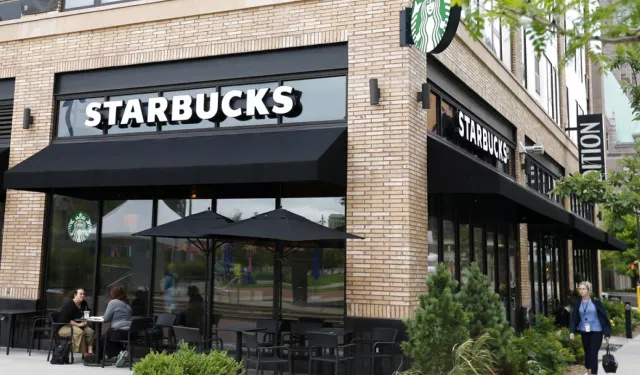 ABD'de Starbucks önünde İsrail'in Gazze'ye saldırıları protesto etti