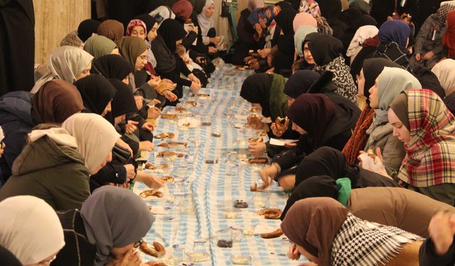 Sakarya'da Filistinlilere destek amacıyla düzenlenen programda toplu iftar yapıldı