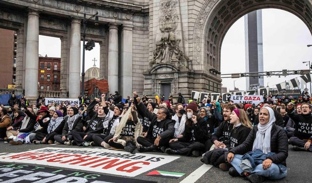 New York'ta, "insani ara"nın kalıcı olması talebiyle gösteri düzenlendi