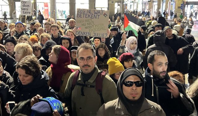 Hollanda'da aşırı sağcı Wilders'ın seçimleri kazanması protesto edildi