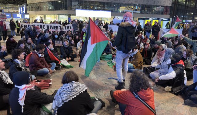 Hollanda'da Filistin'e destek için oturma eylemleri yapıldı