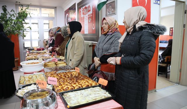 Minik öğrenciler Gazze için kumbaralarındaki parayı bağışladı