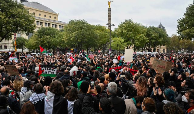 Paris'te vatandaşlar soğuk havaya rağmen Gazze'de ateşkes talebiyle sokağa indi