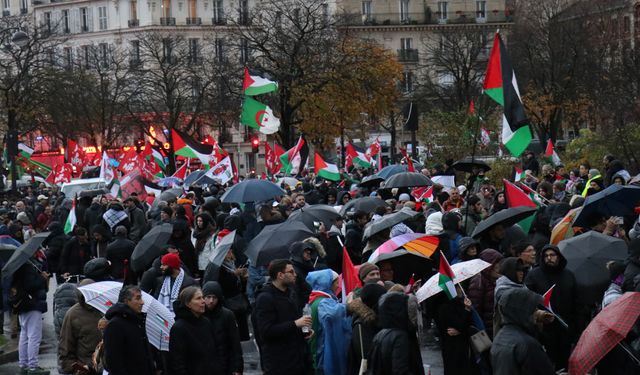 Parisliler şiddetli yağışa rağmen "Gazze'de ateşkes" için yürüdü