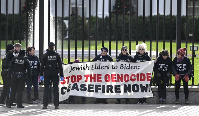 Gazze'de ateşkes isteyen Yahudi protestocular kendilerini Beyaz Saray'ın çitlerine zincirledi