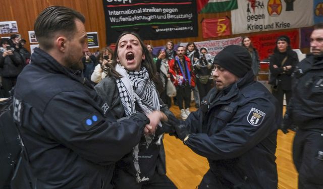 Berlin'de Gazze'deki soykırımı protesto eden öğrencilere polis müdahalesi